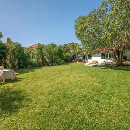 Ferienhaus Guestready - Stunning Home In Sintra-Cascais Park Colares