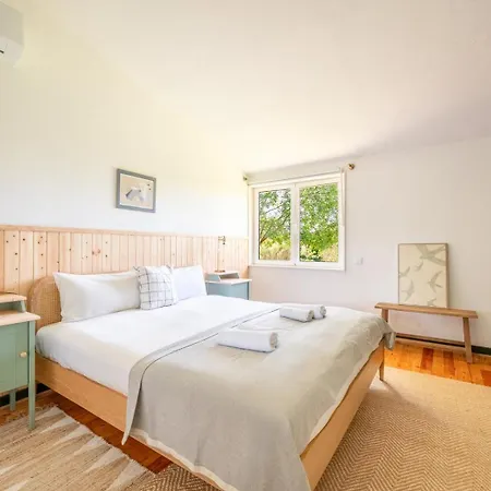 Ferienhaus Guestready - Stunning Home In Sintra-Cascais Park Colares